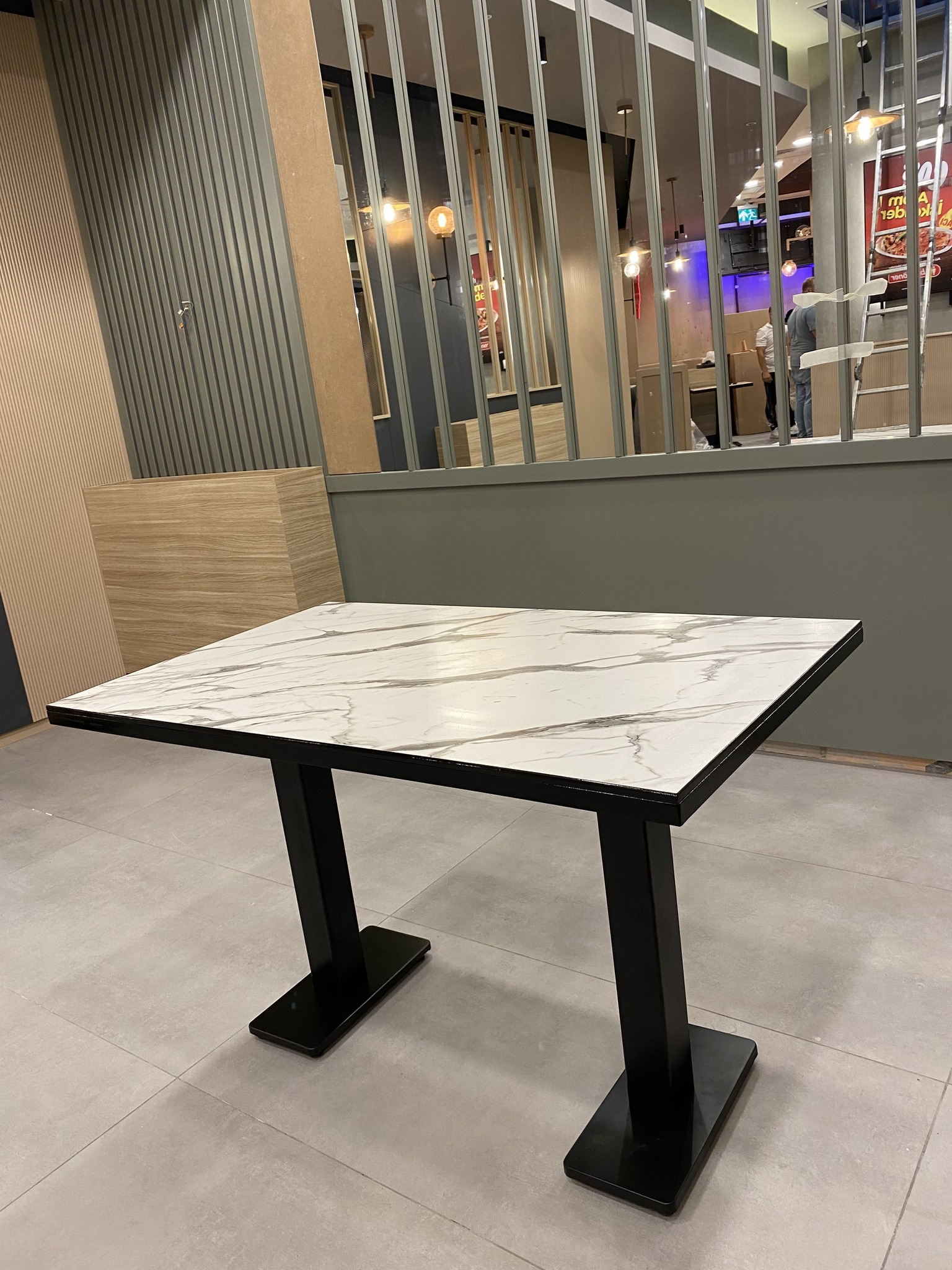 Tables pour Kebab Salon – Confort et Fonctionnalité  Nos tables pour kebab salon sont conçues pour offrir une expérience agréable à vos clients tout en s’adaptant à l’ambiance conviviale de votre établissement. Robustes et élégantes, elles sont idéales pour supporter une utilisation intensive tout en maintenant un design attrayant.  Résistance et Design Pratique  Fabriquées avec des matériaux de qualité, nos tables sont faciles à entretenir et adaptées aux besoins spécifiques des restaurants à fort trafic. Disponibles en diverses tailles et finitions, elles assurent confort et praticité tout en s’intégrant parfaitement à l’esthétique de votre salon de kebab.